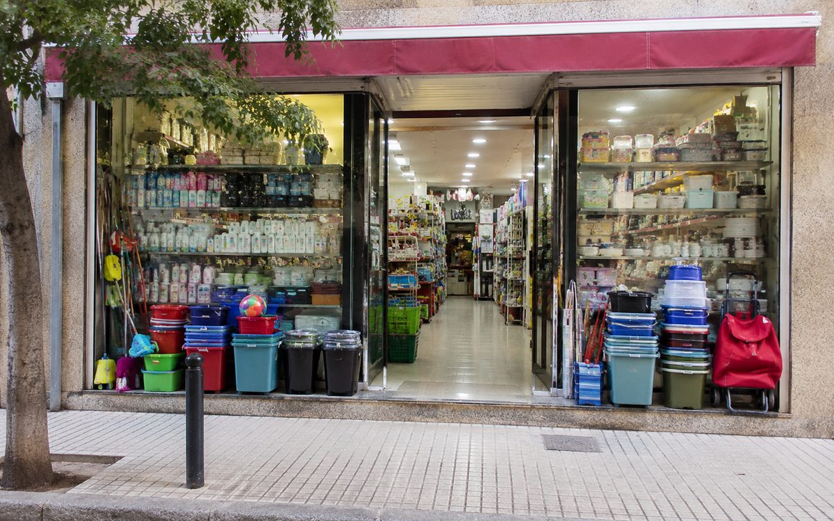 Interior de bazar chino en Manlleu